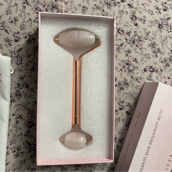 JJ ELLIE GLOW ADVENTURE ROSE QUARTZ  FACIAL ROLLER - Picture 4 of 4